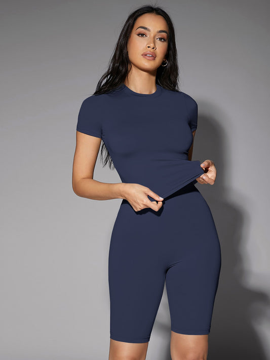 تي شيرت ملائم بلون موحد