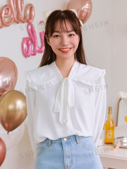 قميص بياقة مزخرفة بتقليم راهي وأمام مربوط