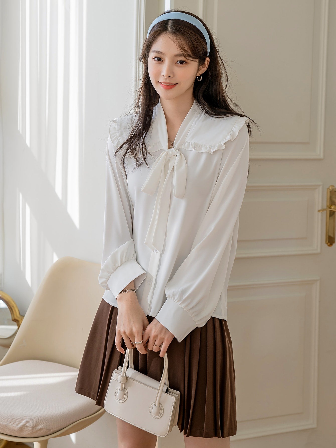 قميص بياقة مزخرفة بتقليم راهي وأمام مربوط