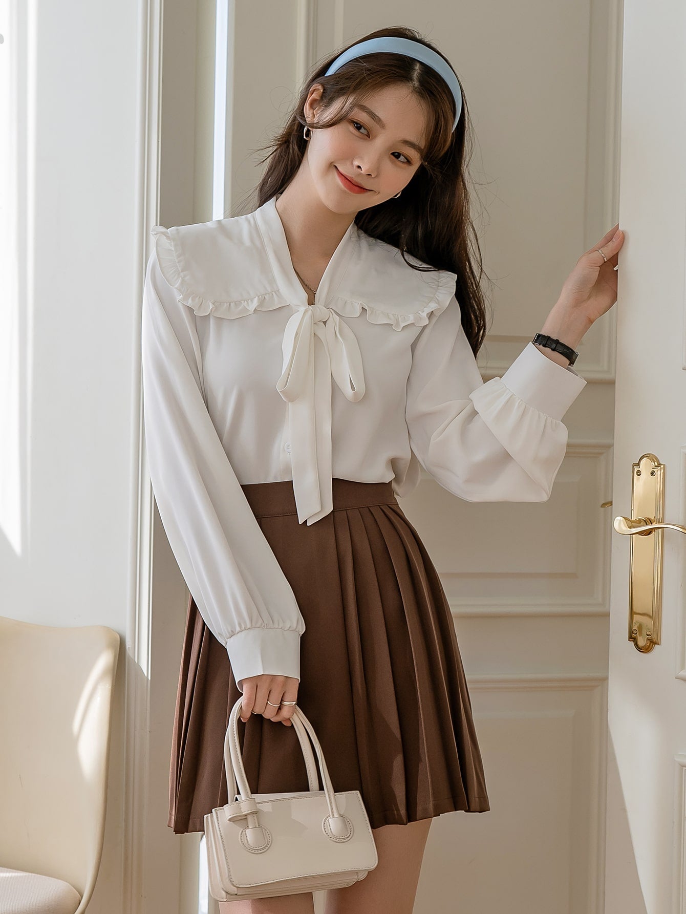 قميص بياقة مزخرفة بتقليم راهي وأمام مربوط