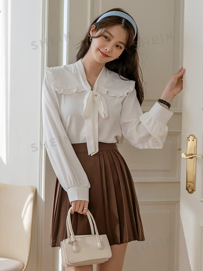 قميص بياقة مزخرفة بتقليم راهي وأمام مربوط