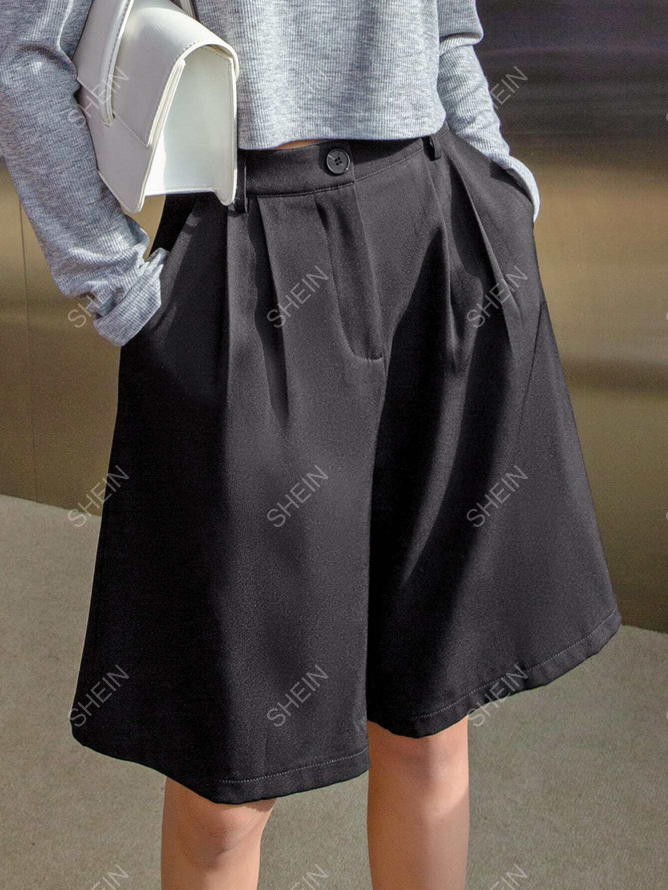 شورت قصير بطية وجيوب مائلة