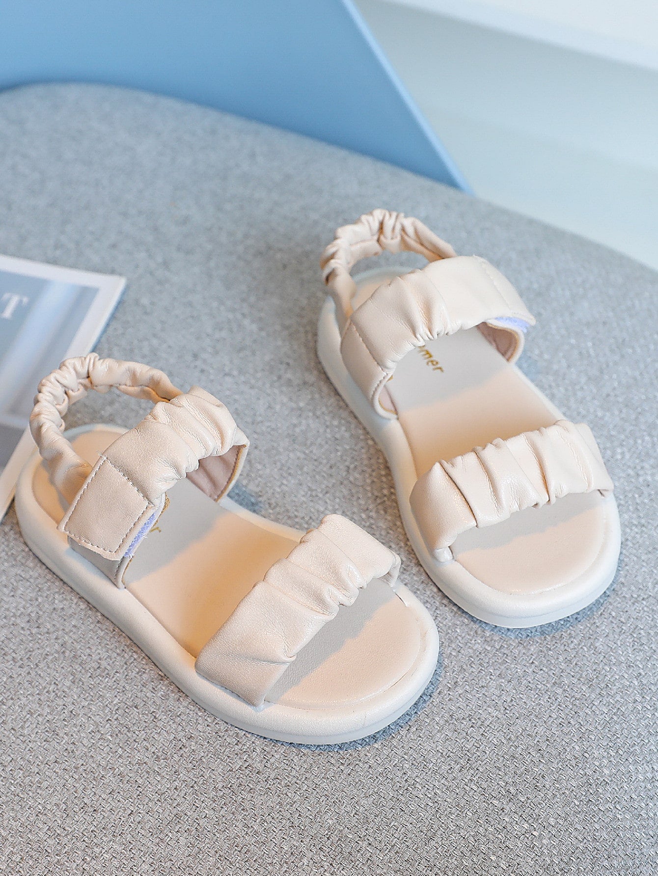 بنات صنادل موحدة اللون ثنية