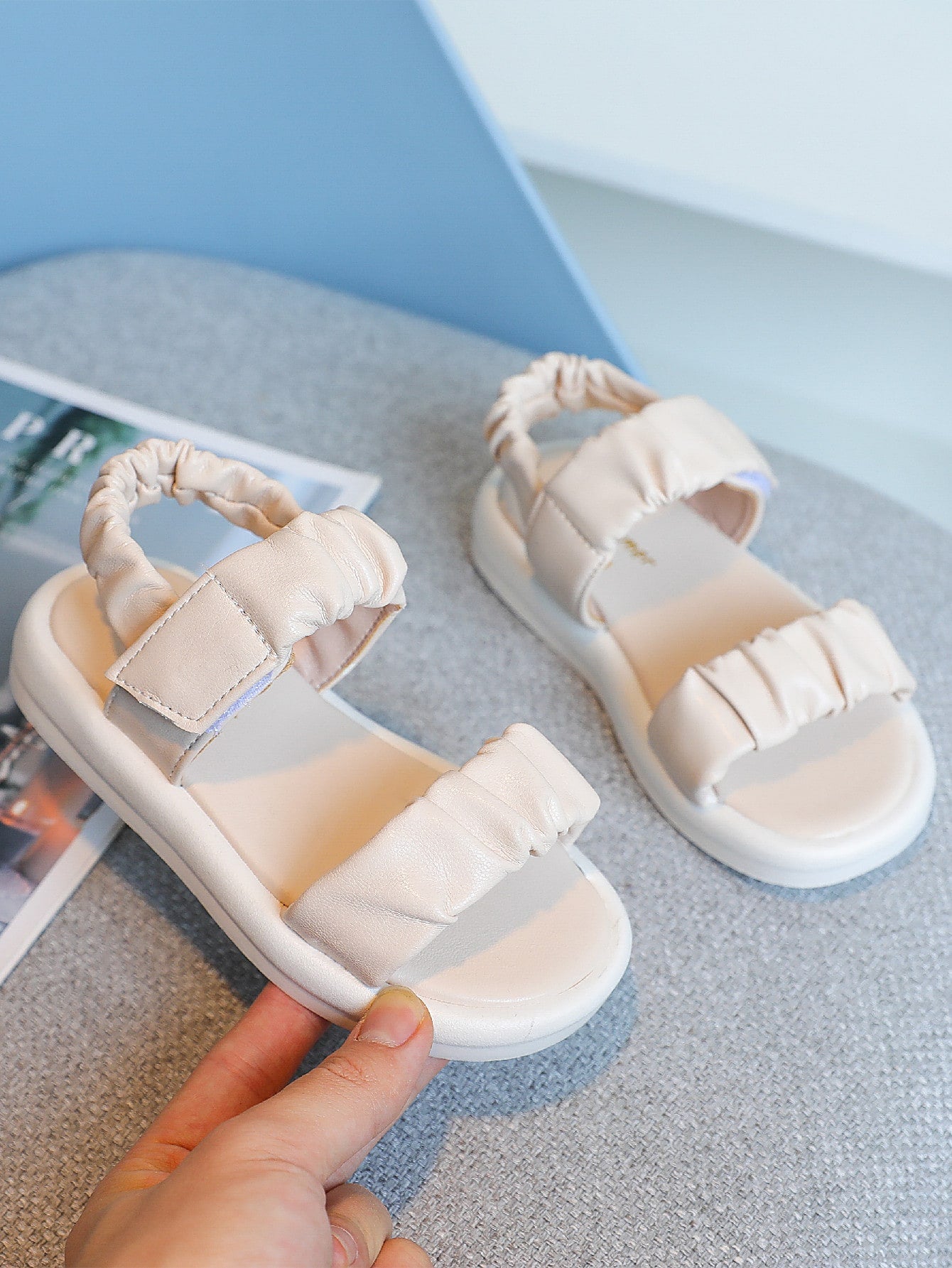 بنات صنادل موحدة اللون ثنية