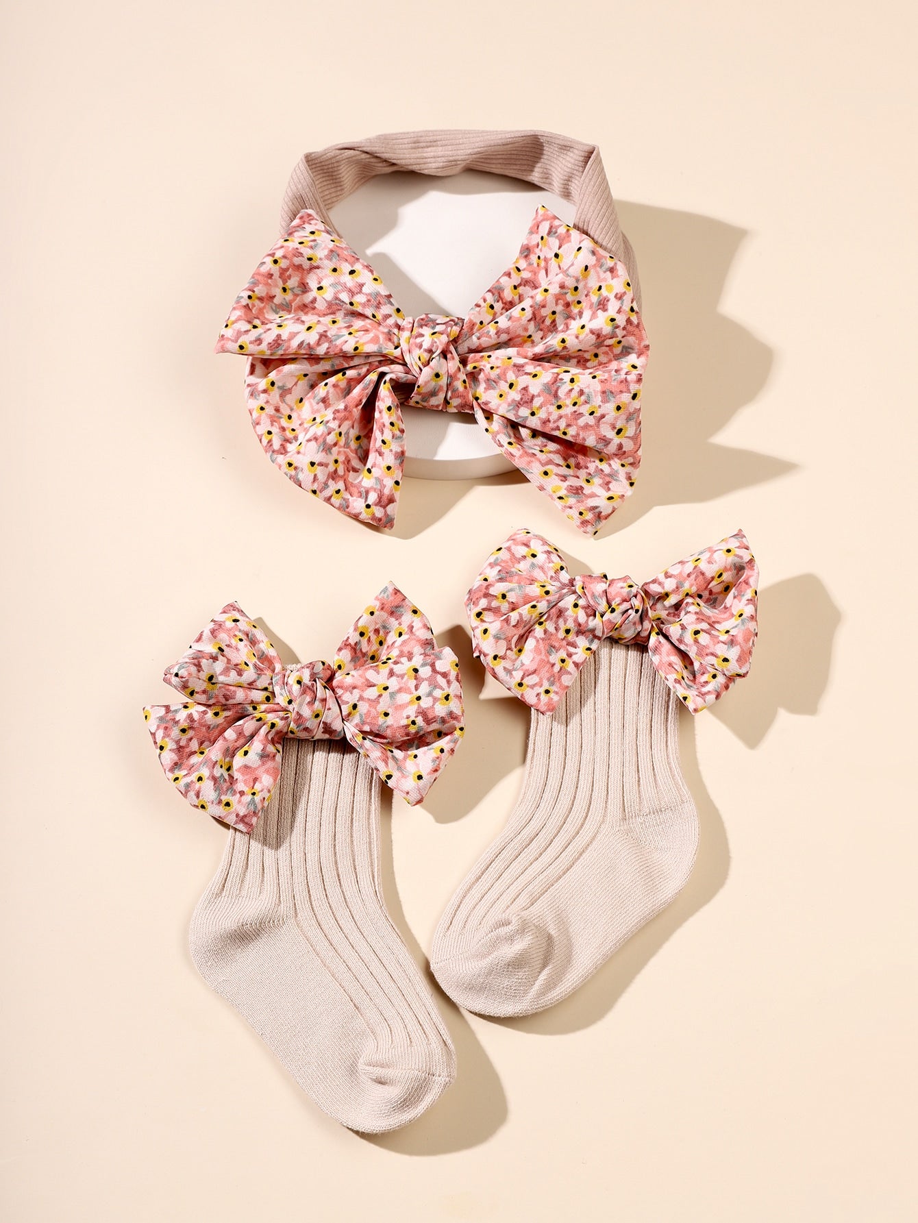 عصابة الشعر والجوارب بأشكال القوس لحديثي الولادة، لعيد الحب