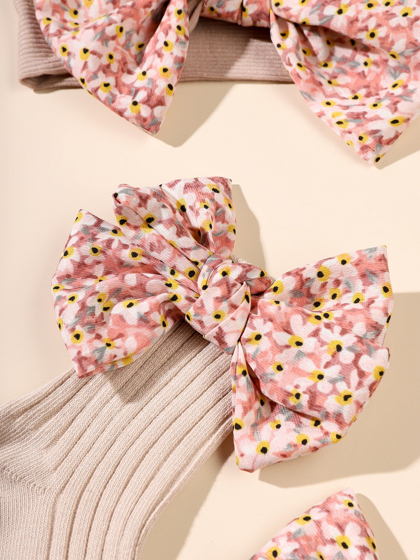 عصابة الشعر والجوارب بأشكال القوس لحديثي الولادة، لعيد الحب