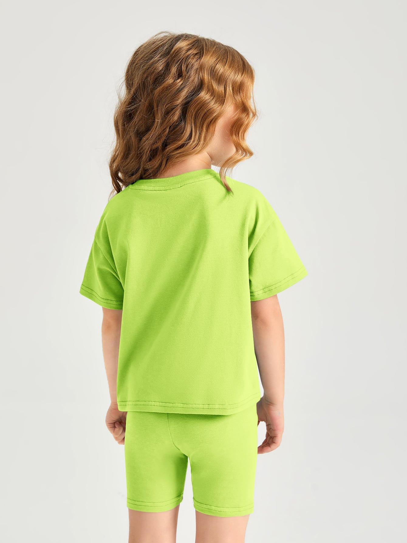 طقم فتاة صغيرة من القطن، لباس علوي بأكمام منسدلة باللون النيون الليموني وشورت بيكر
