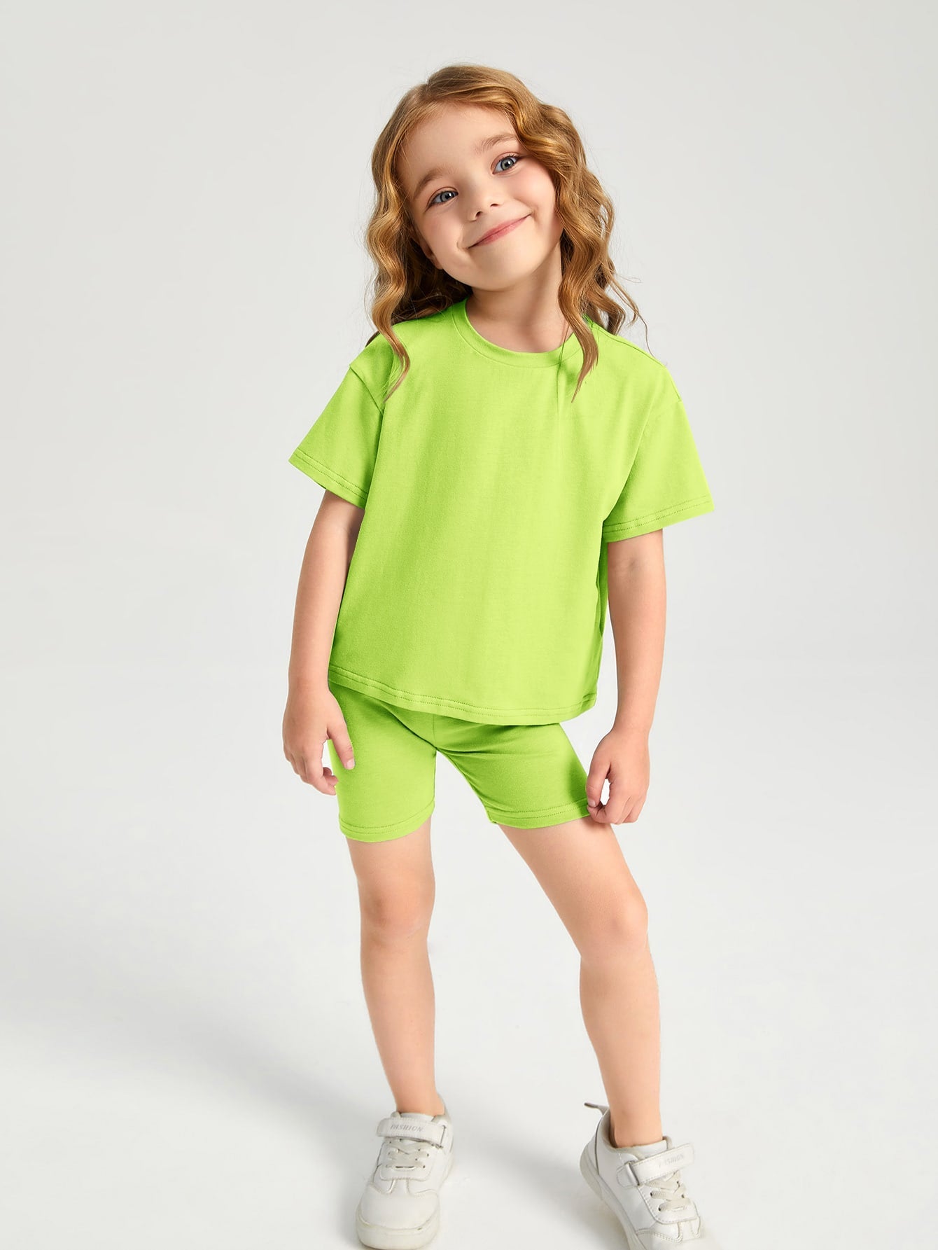 طقم فتاة صغيرة من القطن، لباس علوي بأكمام منسدلة باللون النيون الليموني وشورت بيكر