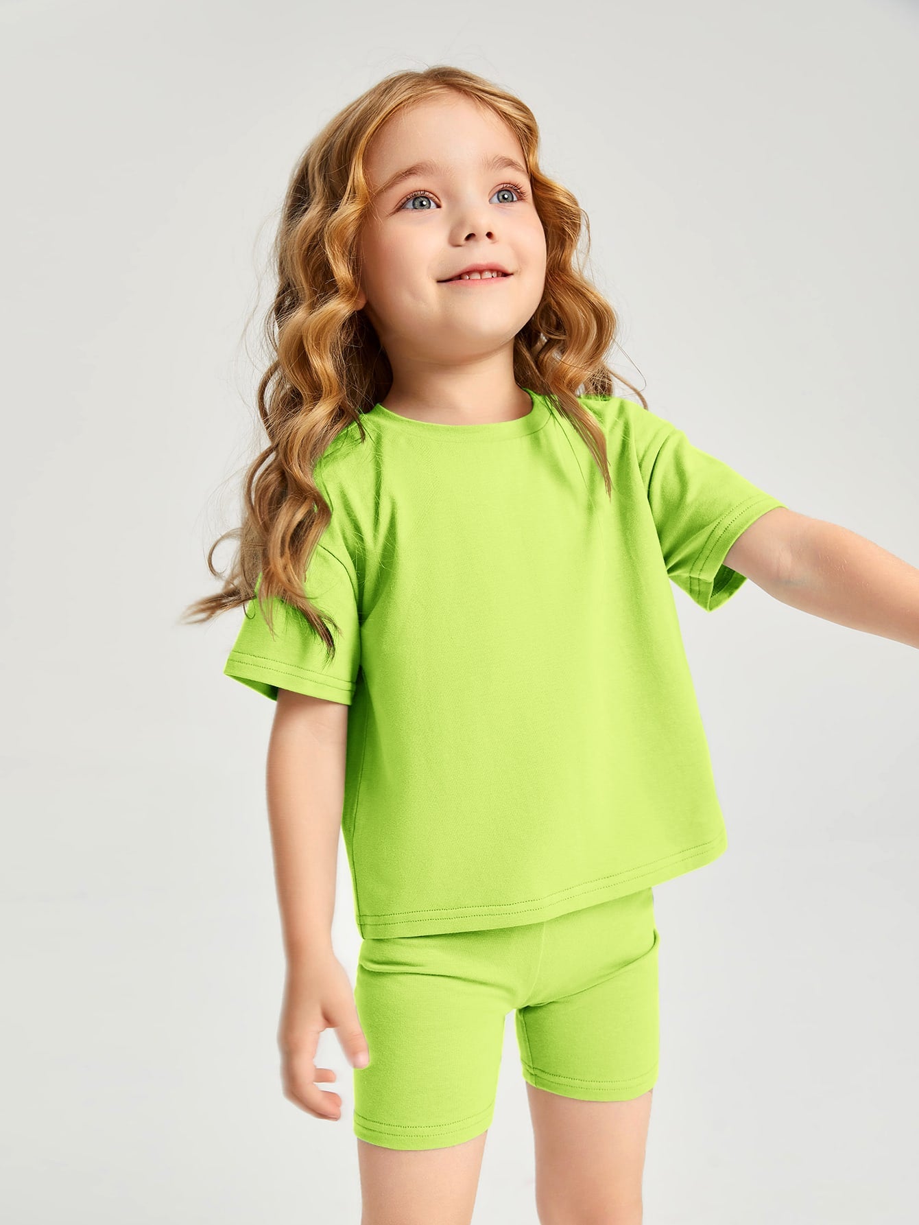 طقم فتاة صغيرة من القطن، لباس علوي بأكمام منسدلة باللون النيون الليموني وشورت بيكر
