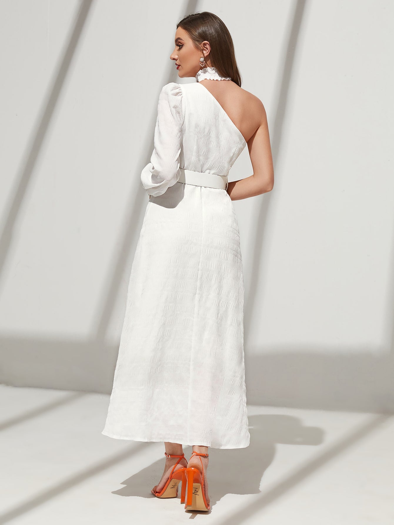 فستان بكتف واحد وحزام وأكمام فانوس