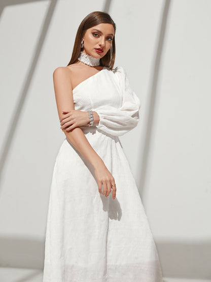 فستان بكتف واحد وحزام وأكمام فانوس