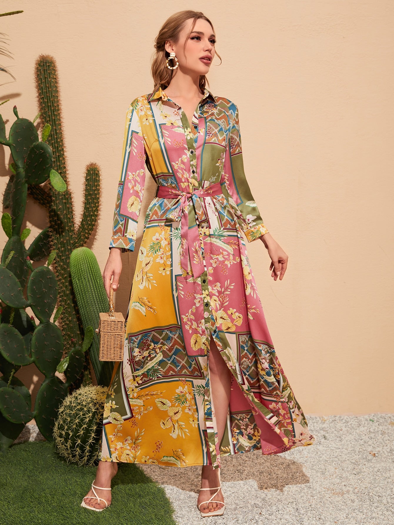 قميص طويل بفتحة طرف بدون حزام وطباعة مخيوطة