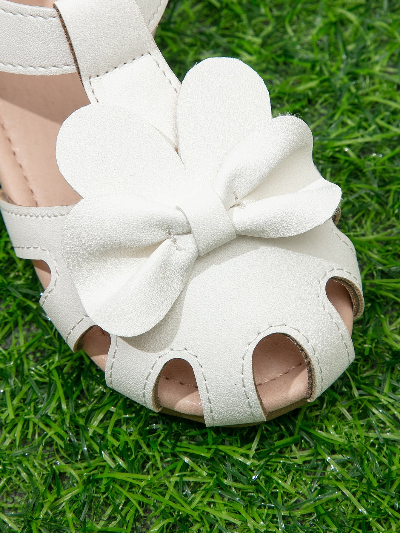 حذاء مسطح بحزام كاحل وقص مجوف ومزين بعقدة فراشة بنات