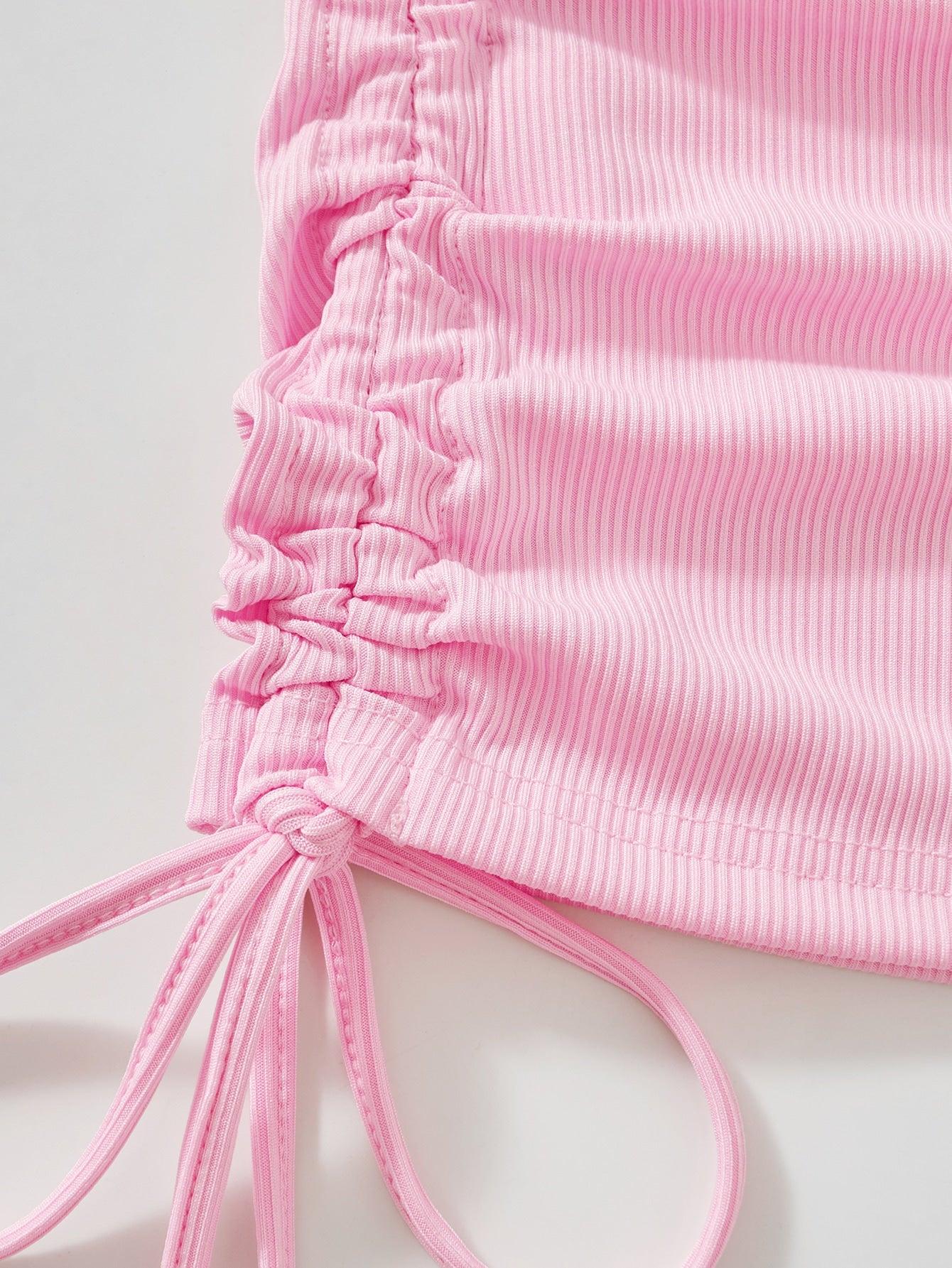 تي شيرت قصير للغاية مع رباط فستان كامي