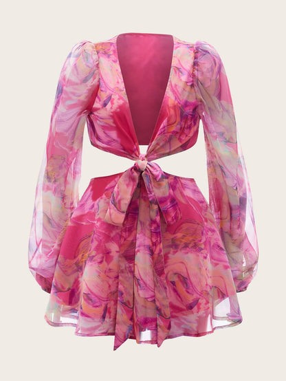 رامبر بطبعات ورود واسع الأكمام مع رباط عنق على شكل V وفتحة قص على الخصر وهو تصميم صيفي من قماش الشيفون باللون الأحمر المناسب للشاطئ