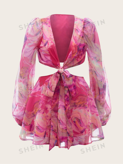 رامبر بطبعات ورود واسع الأكمام مع رباط عنق على شكل V وفتحة قص على الخصر وهو تصميم صيفي من قماش الشيفون باللون الأحمر المناسب للشاطئ