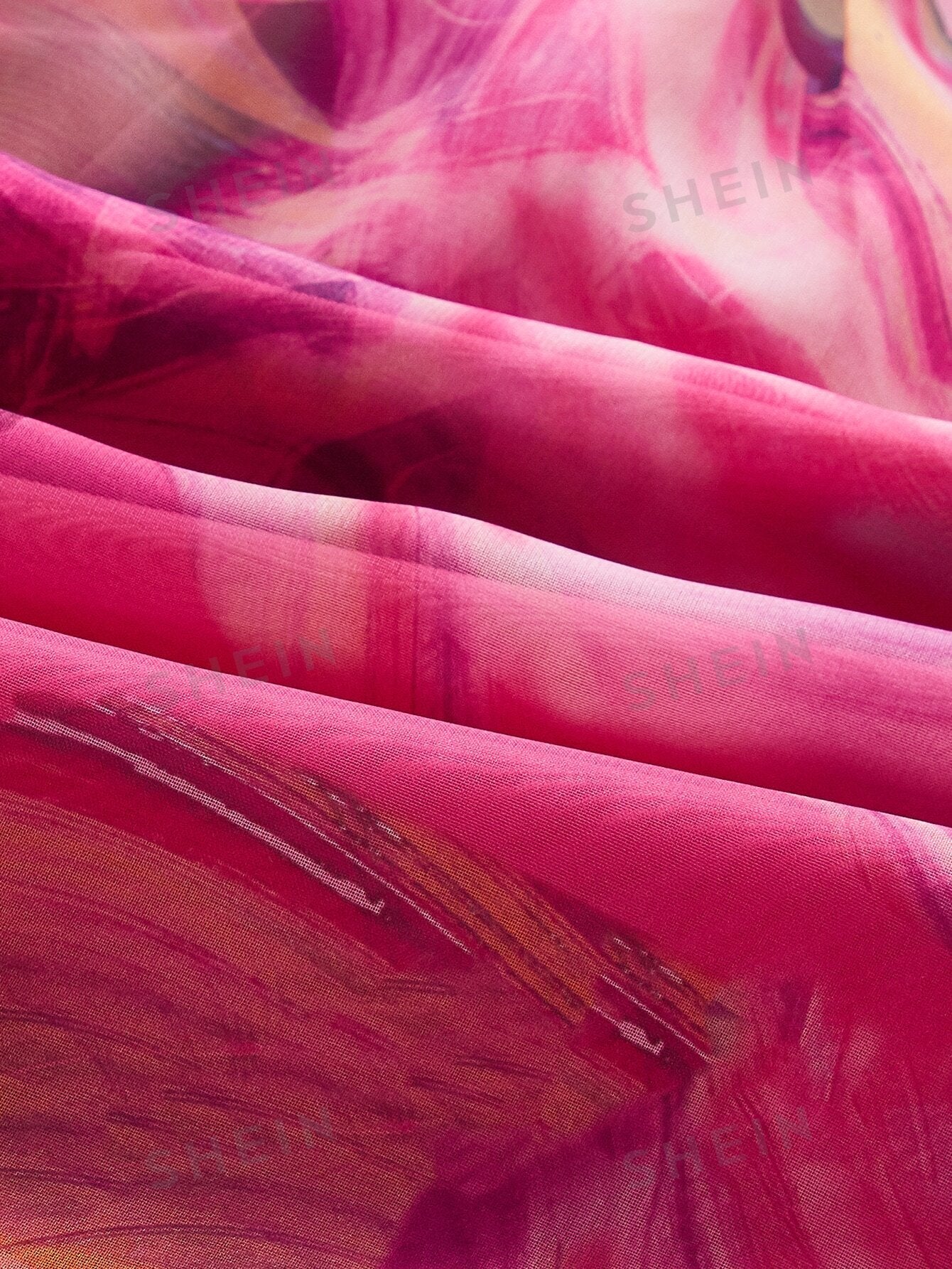 رامبر بطبعات ورود واسع الأكمام مع رباط عنق على شكل V وفتحة قص على الخصر وهو تصميم صيفي من قماش الشيفون باللون الأحمر المناسب للشاطئ