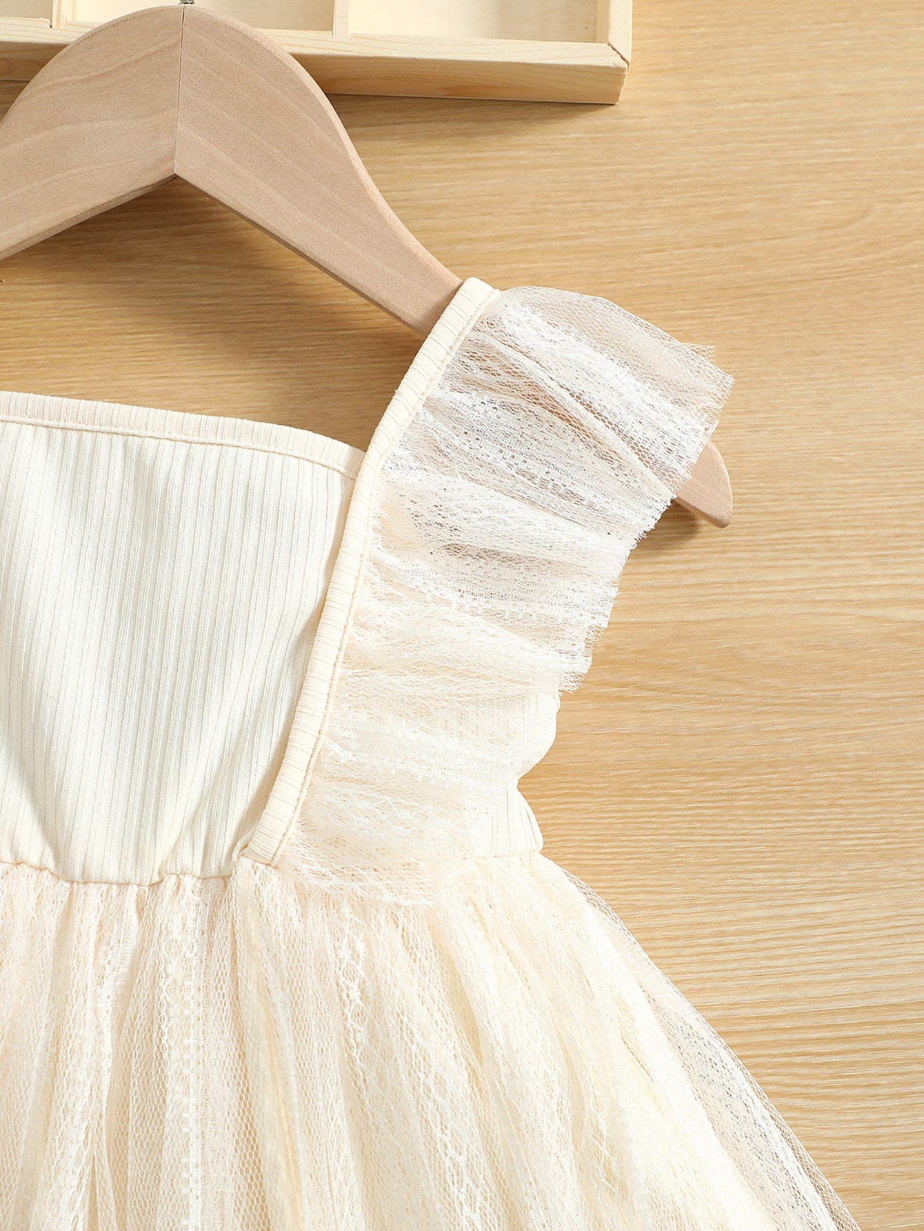 فستان شبكة متباينة مقلم بكشكش ياقة مربع مع عقال الرأس للاطفال