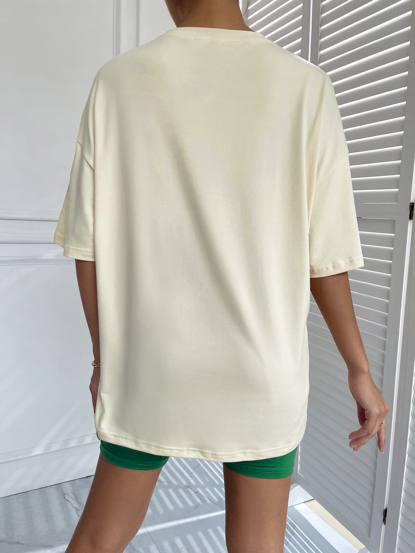 تي شيرت برسومات جرافيكية وأكتاف منسدلة وشورت لراكبي الدراجات النارية