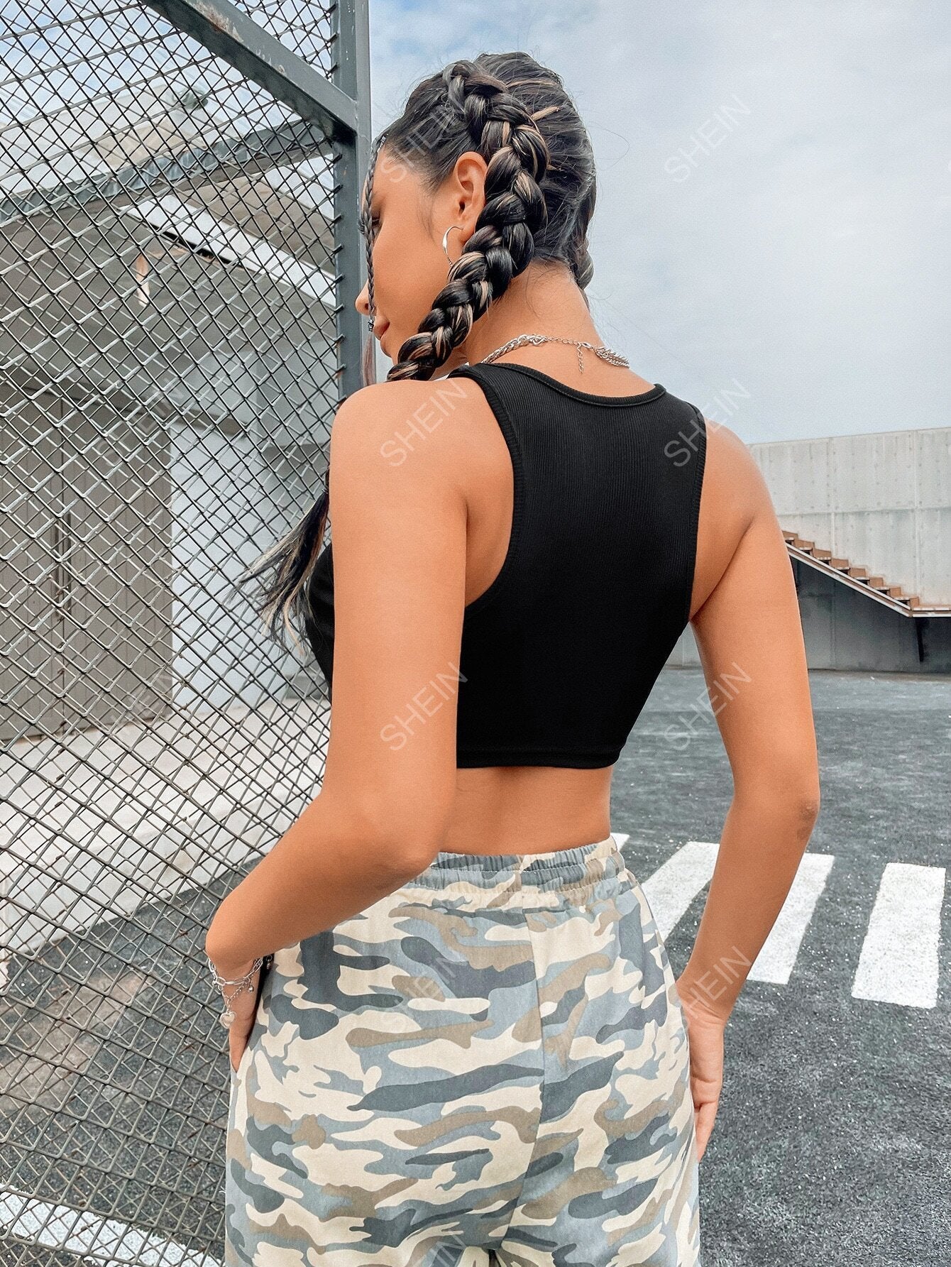 توب بدون أكمام و مقصوص من الأمام بتصميم الريب المحبوك باللون الأسود بطراز