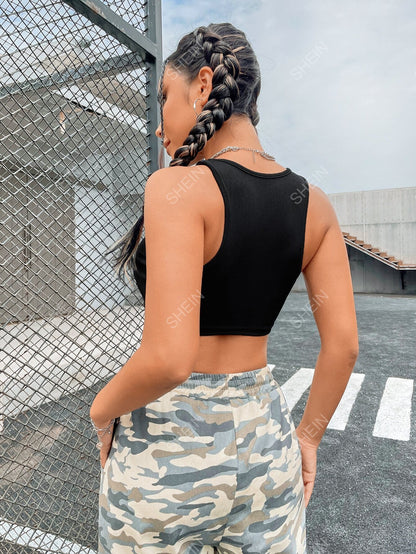 توب بدون أكمام و مقصوص من الأمام بتصميم الريب المحبوك باللون الأسود بطراز