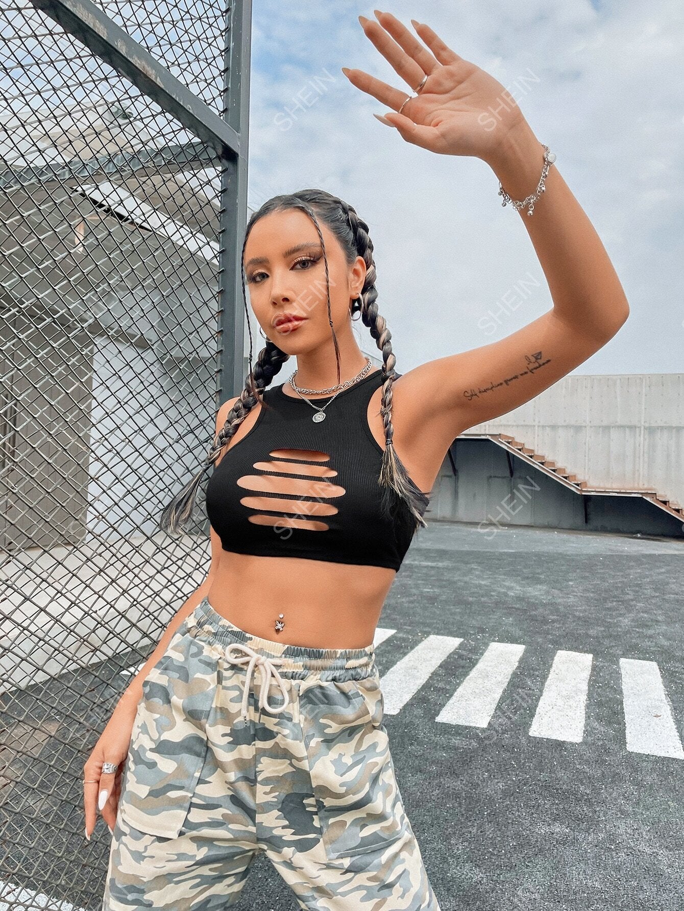 توب بدون أكمام و مقصوص من الأمام بتصميم الريب المحبوك باللون الأسود بطراز