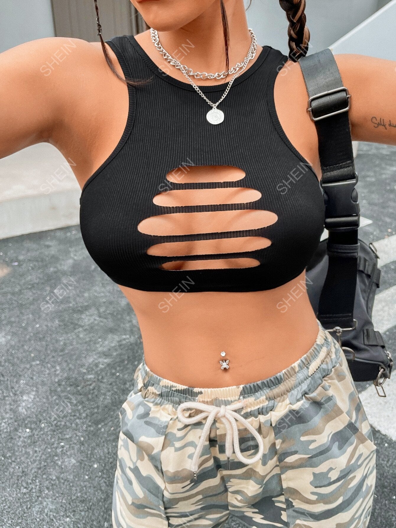 توب بدون أكمام و مقصوص من الأمام بتصميم الريب المحبوك باللون الأسود بطراز