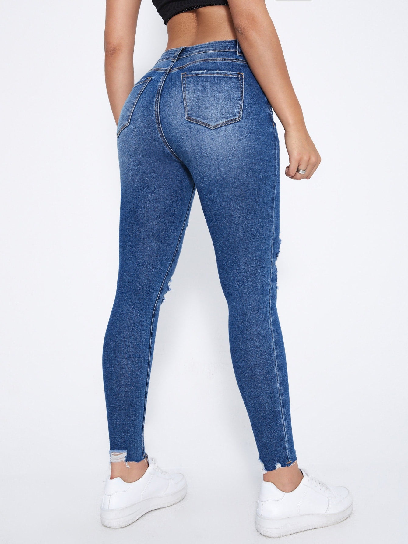 بنطلون جينز نحيل قص مجوف ممزق بحافة مهتري الحواف