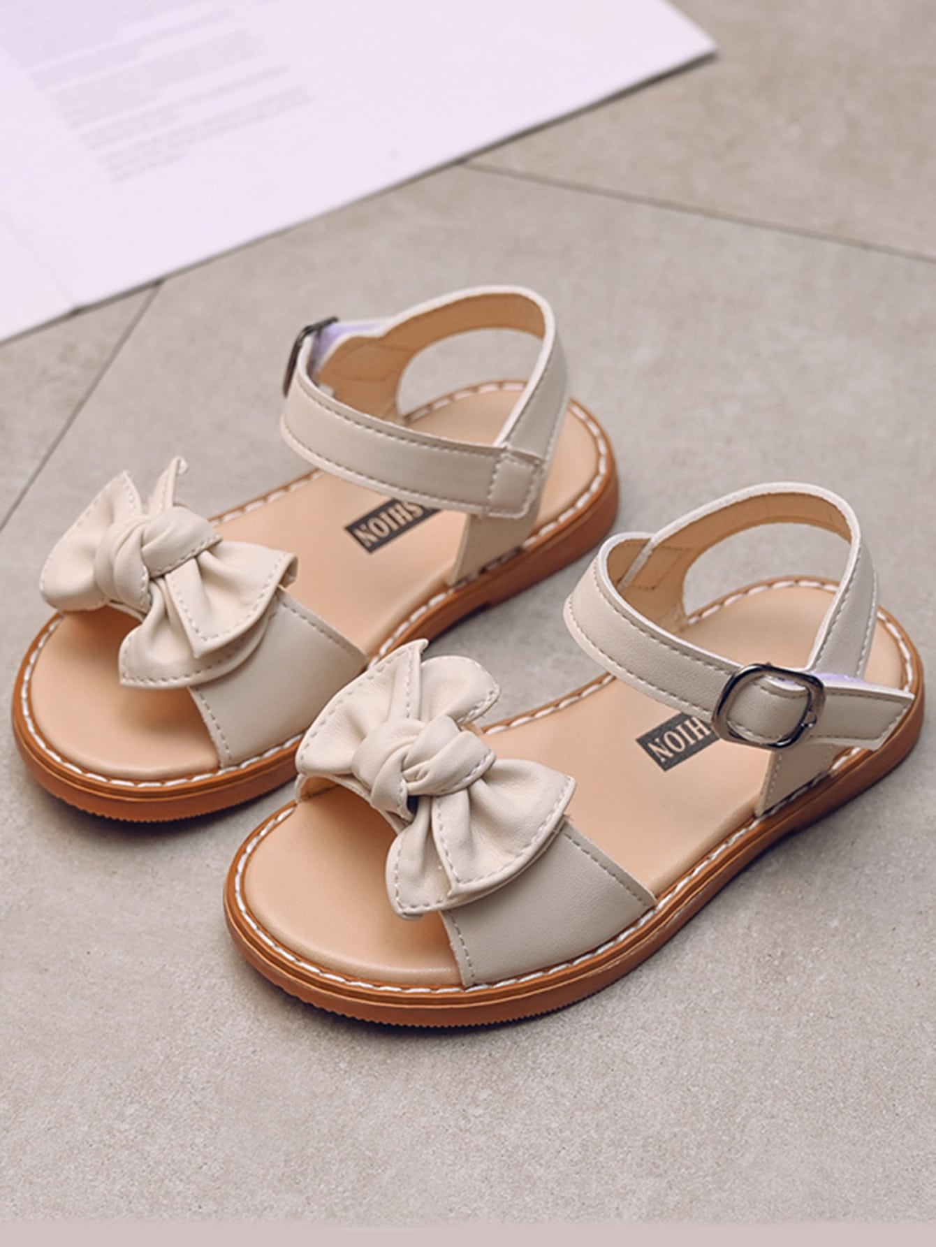 حذاء مسطح بحزام كاحل مزخرف بقوس بنات