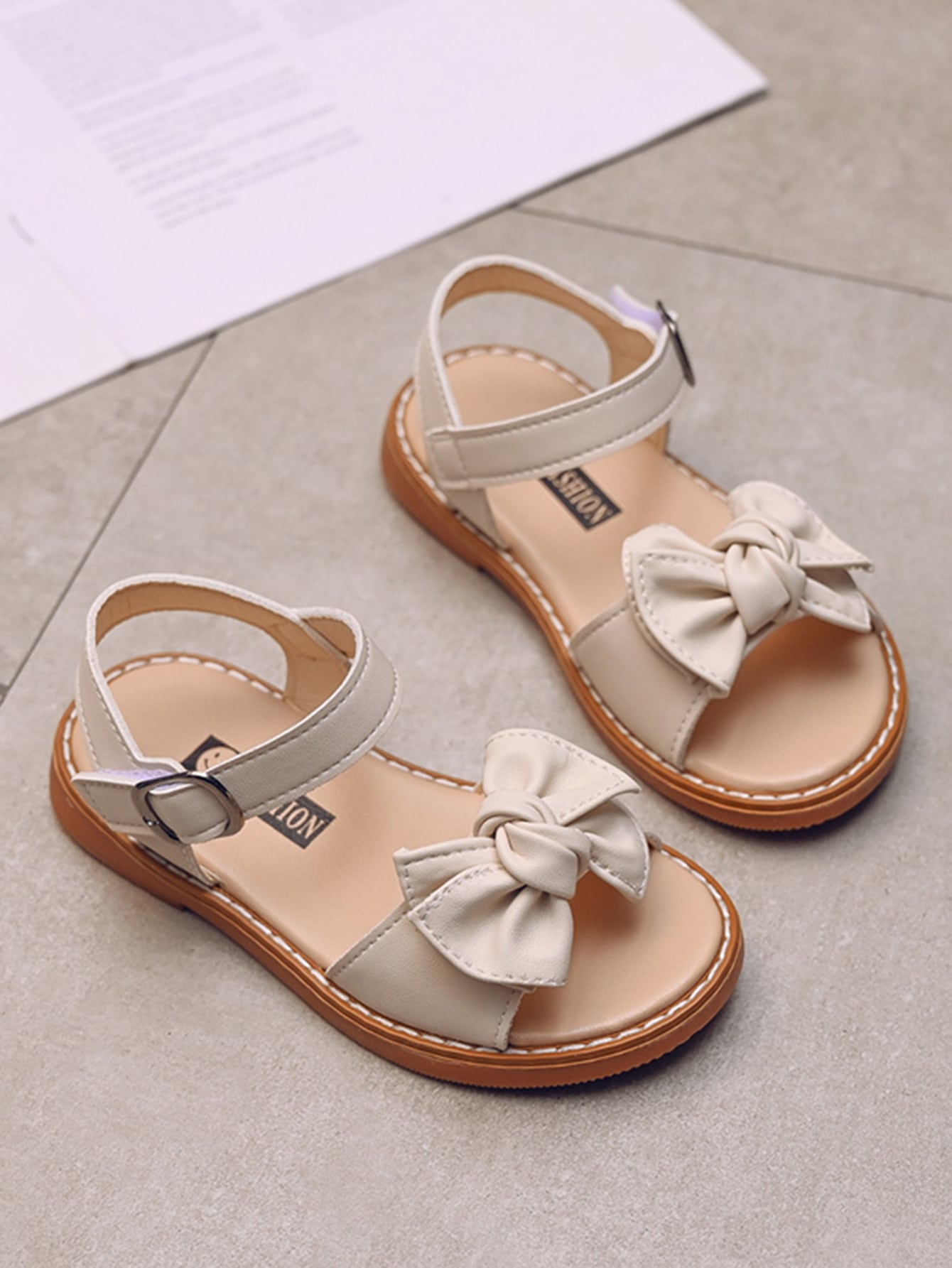 حذاء مسطح بحزام كاحل مزخرف بقوس بنات