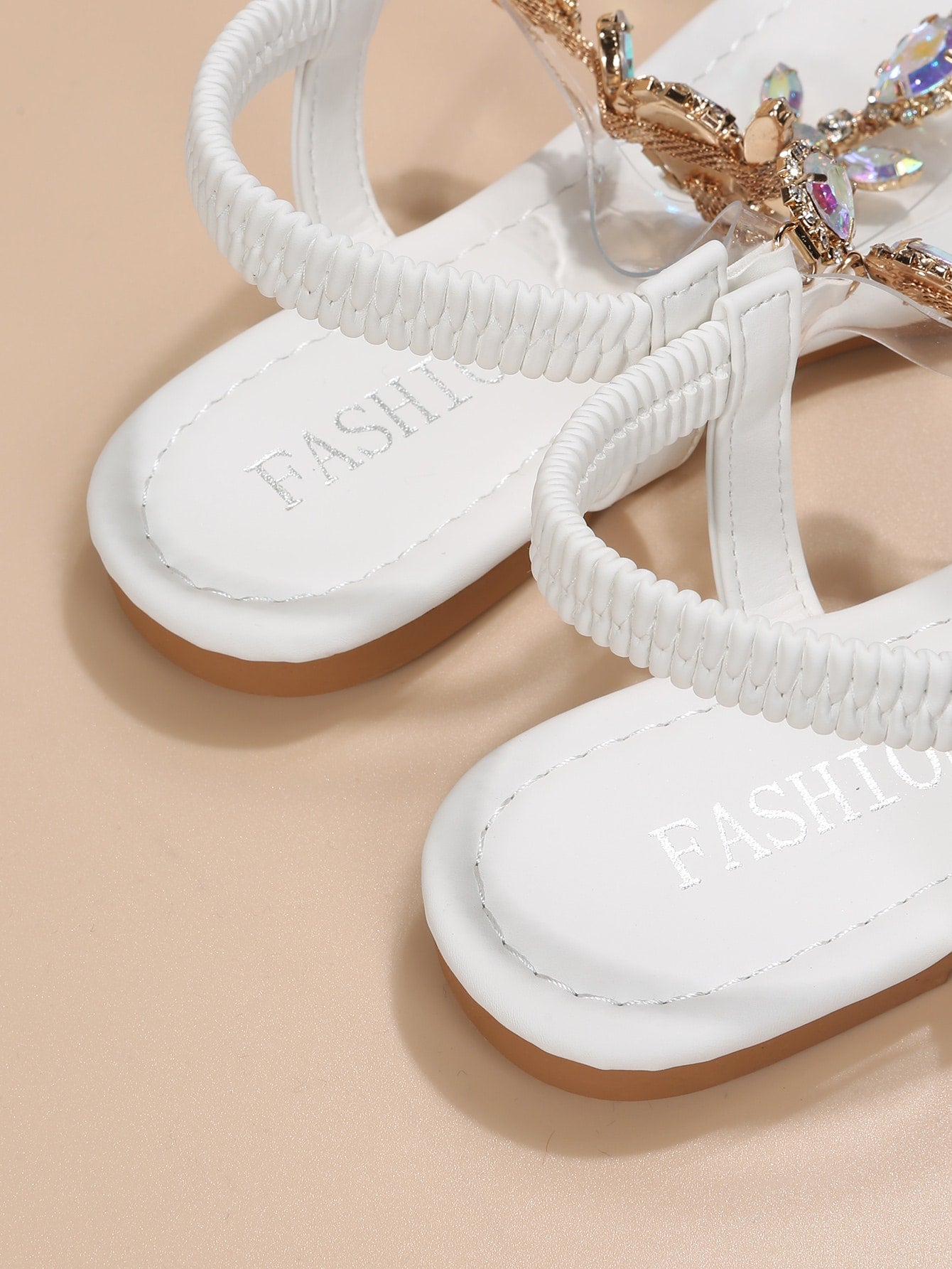 براقة صنادل مسطح للنساء في الهواء الطلق على شكل حرف T وصنادل من الجلد الصناعي مزخرف بأحجار الراين