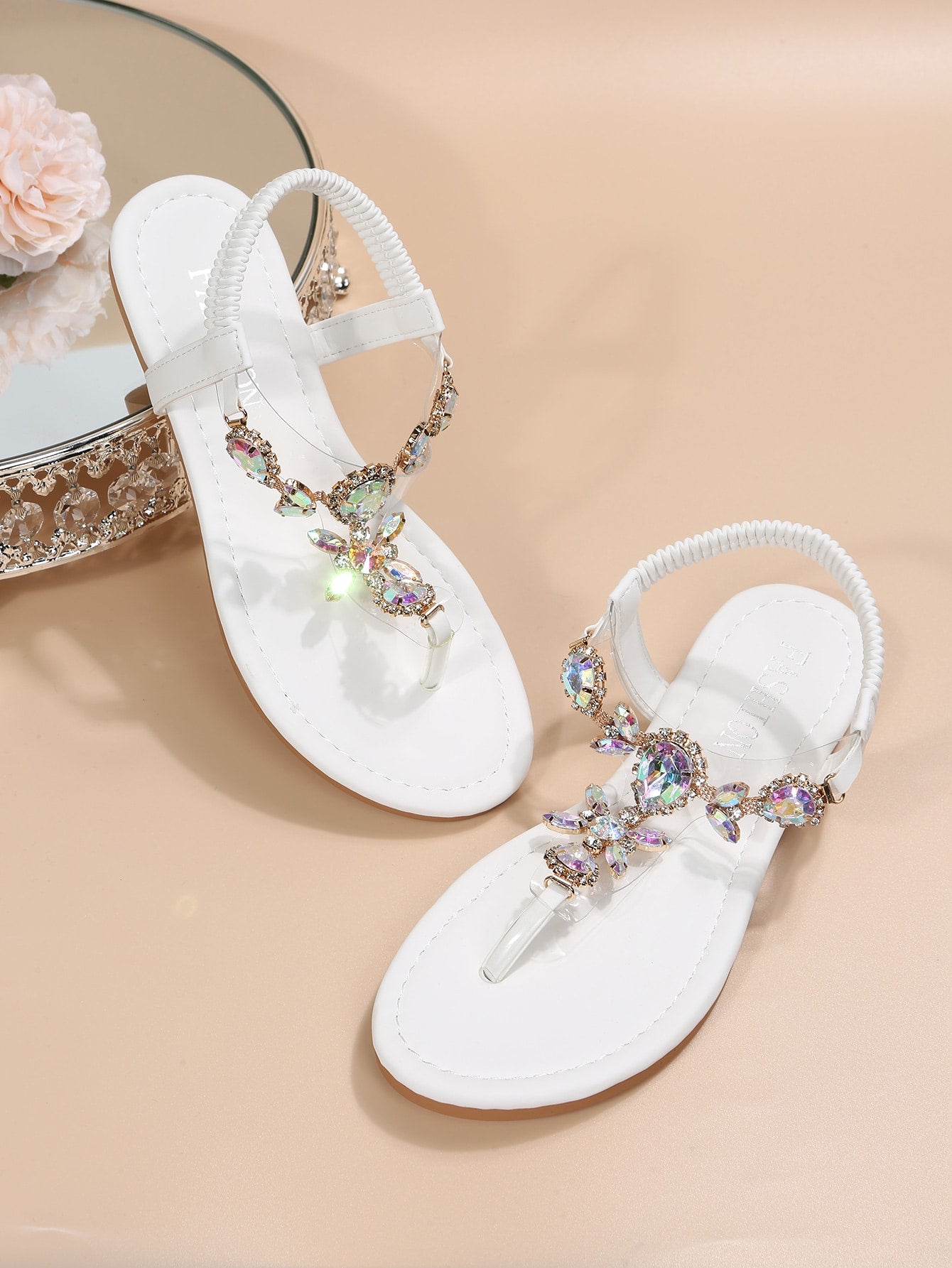 براقة صنادل مسطح للنساء في الهواء الطلق على شكل حرف T وصنادل من الجلد الصناعي مزخرف بأحجار الراين