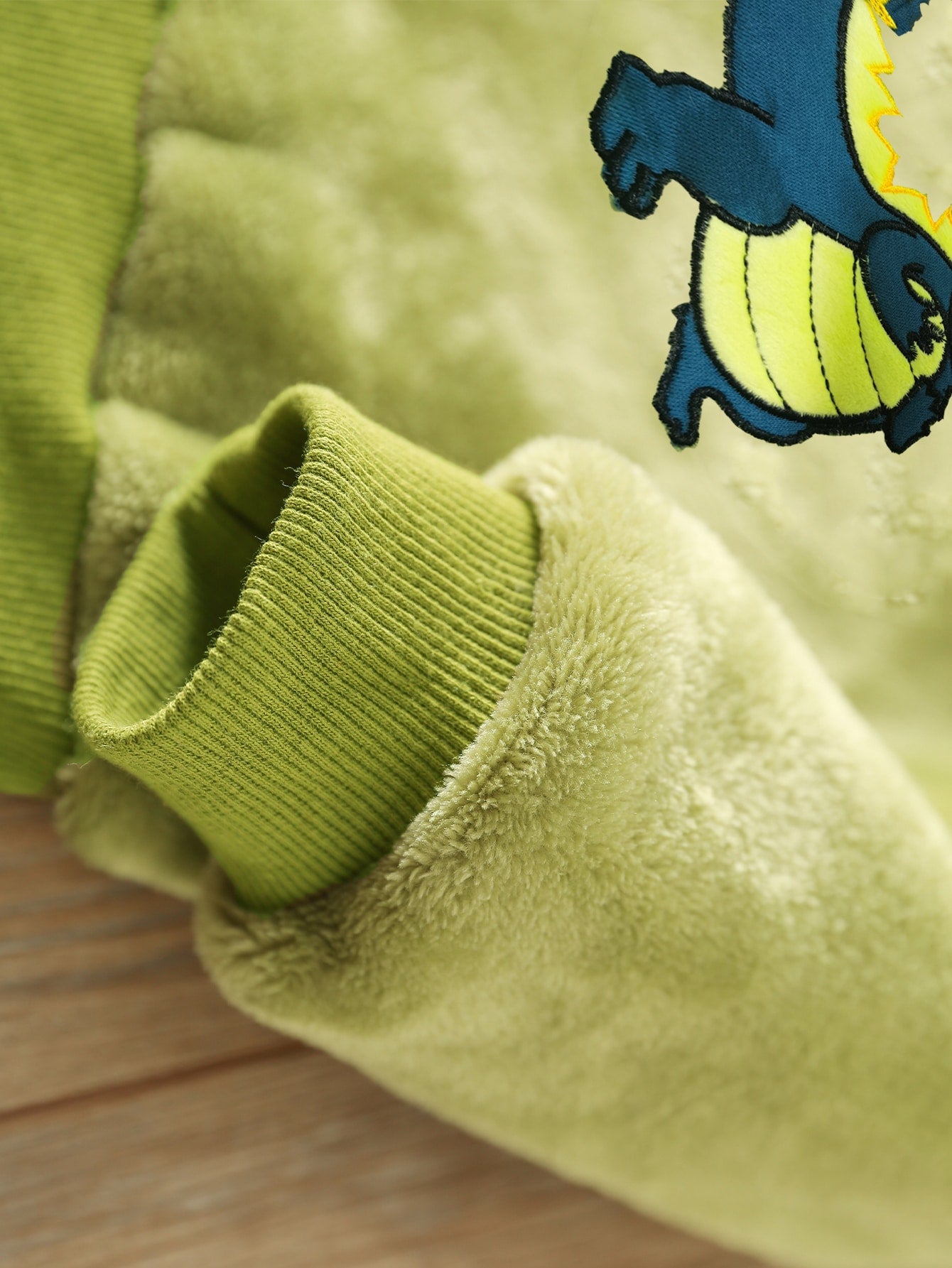 سترة وبنطال رياضيان مصنوعان من الفانيلة مطرز عليهما صورة ديناصور للأولاد الصغار