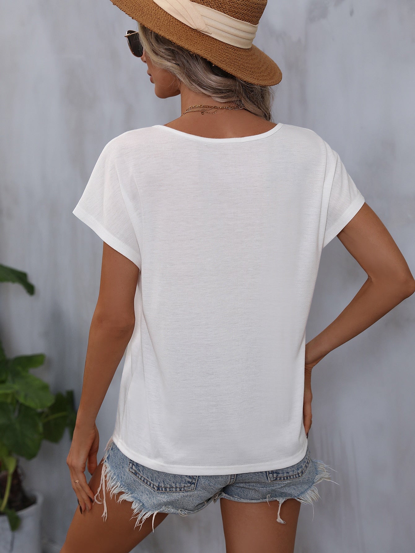 تي شيرت اكمام جناح الخفاش قص مجوف