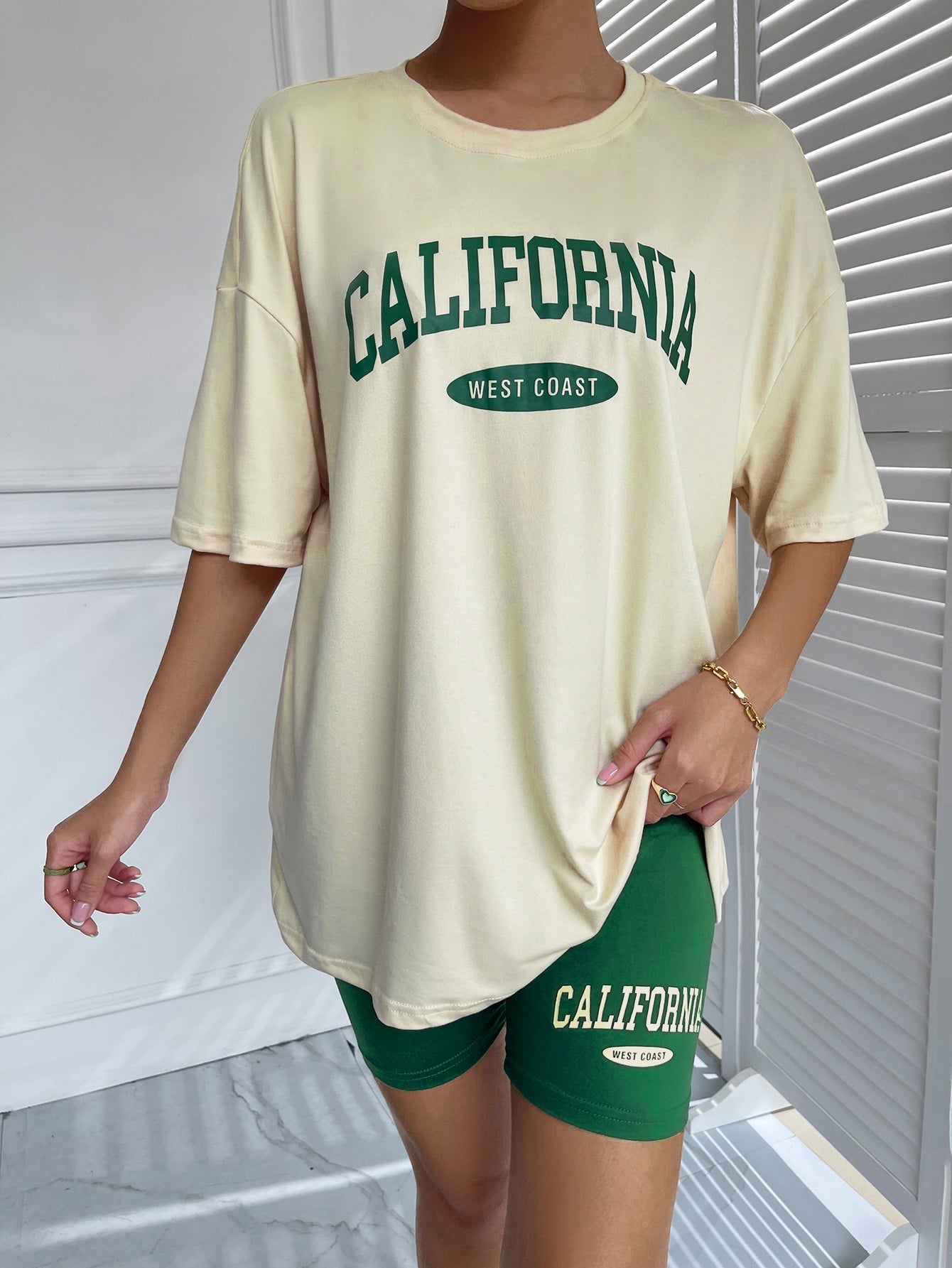 تي شيرت برسومات جرافيكية وأكتاف منسدلة وشورت لراكبي الدراجات النارية