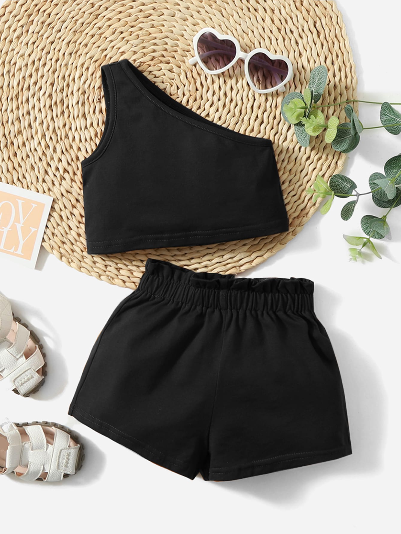 بلوزة كتف واحدة   شورت خصر ورقي لطفلة صغيرة