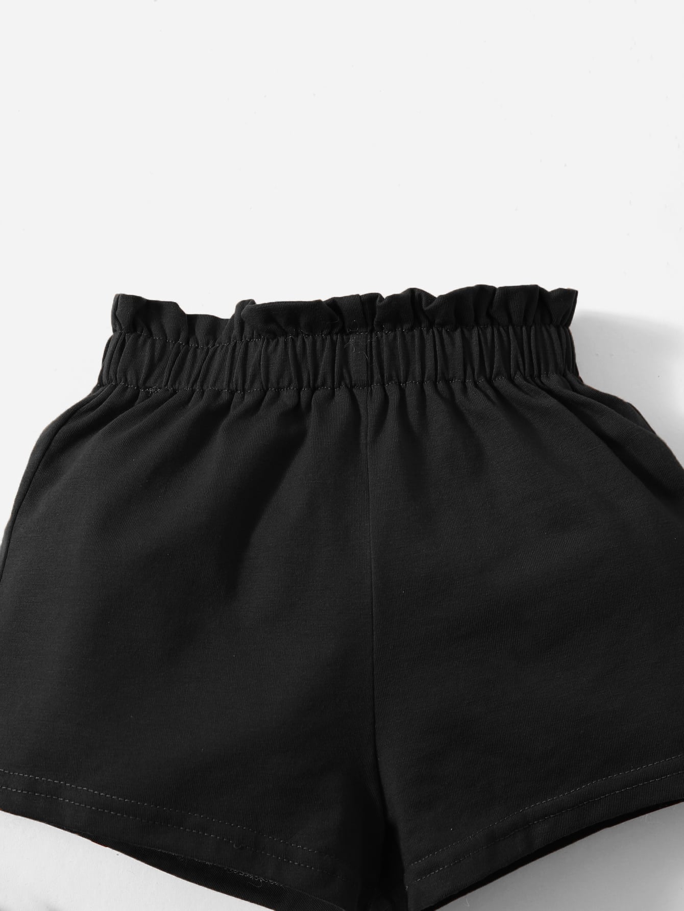 بلوزة كتف واحدة   شورت خصر ورقي لطفلة صغيرة