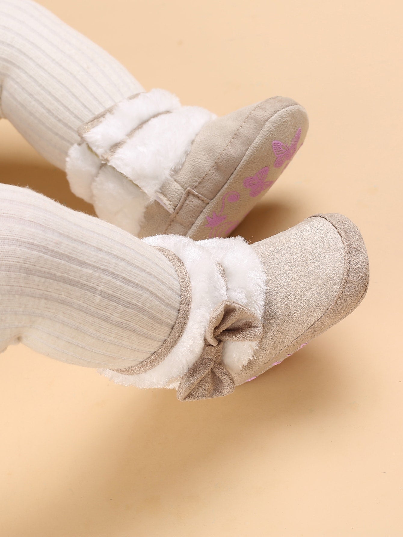 جزمة برقبة طويلة مزخرف بقوس زغبي للاطفال