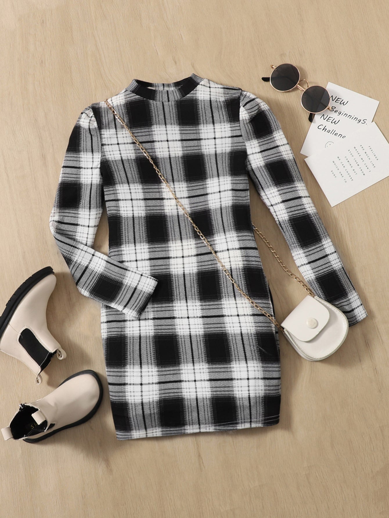 فتاة ما بين الأعمار يرتدين فستان بلايد أسود وأبيض مربع ملاصق للجسم مع ياقة وأكمام طويلة