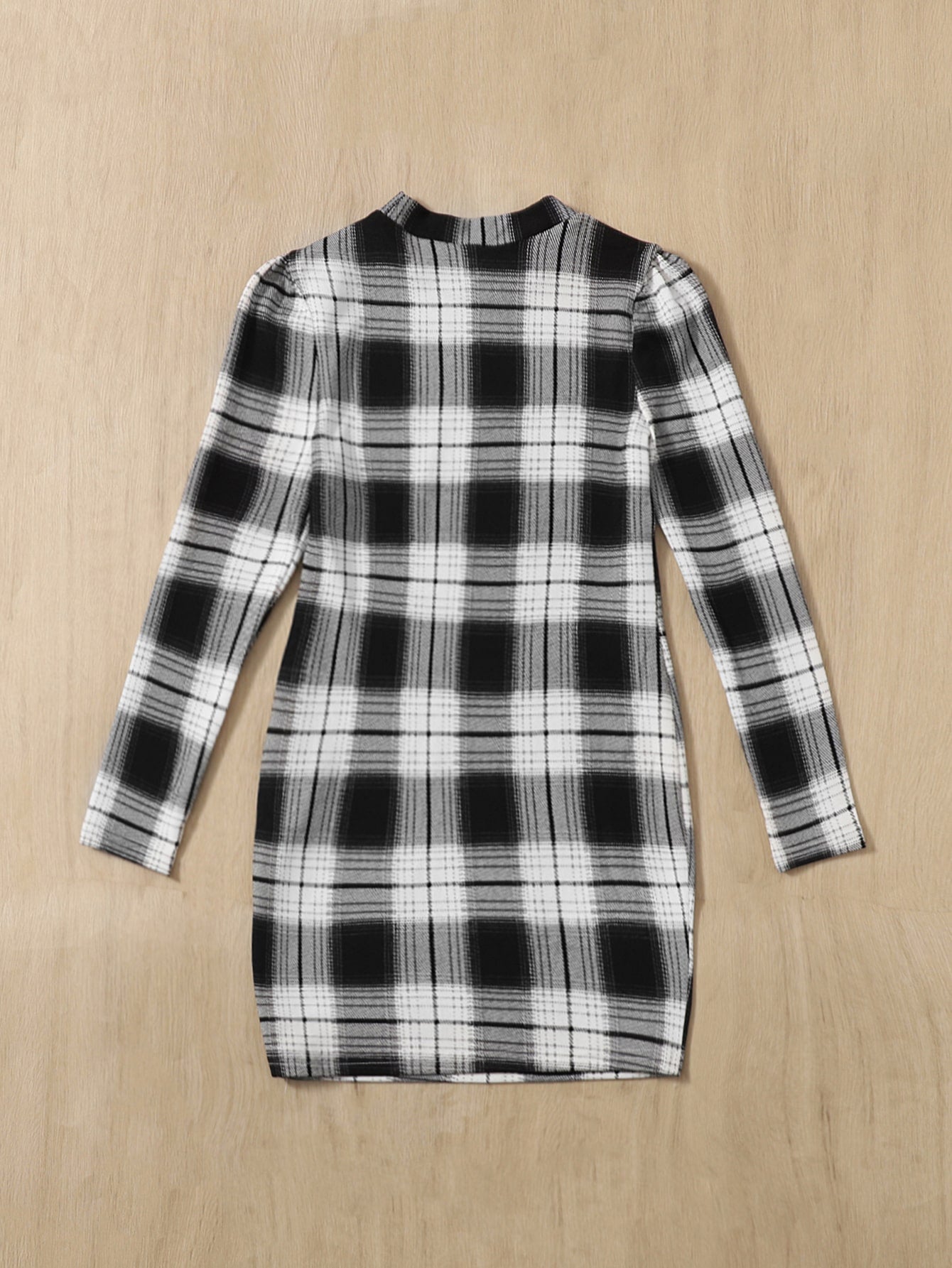 فتاة ما بين الأعمار يرتدين فستان بلايد أسود وأبيض مربع ملاصق للجسم مع ياقة وأكمام طويلة