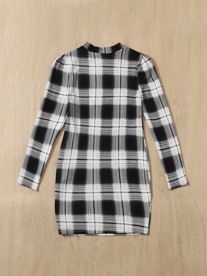 فتاة ما بين الأعمار يرتدين فستان بلايد أسود وأبيض مربع ملاصق للجسم مع ياقة وأكمام طويلة