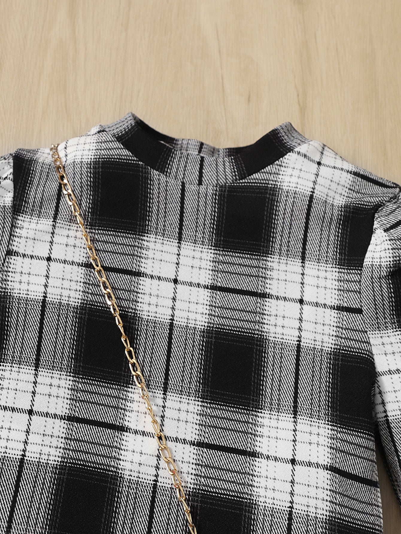 فتاة ما بين الأعمار يرتدين فستان بلايد أسود وأبيض مربع ملاصق للجسم مع ياقة وأكمام طويلة