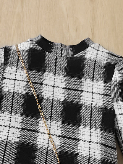 فتاة ما بين الأعمار يرتدين فستان بلايد أسود وأبيض مربع ملاصق للجسم مع ياقة وأكمام طويلة