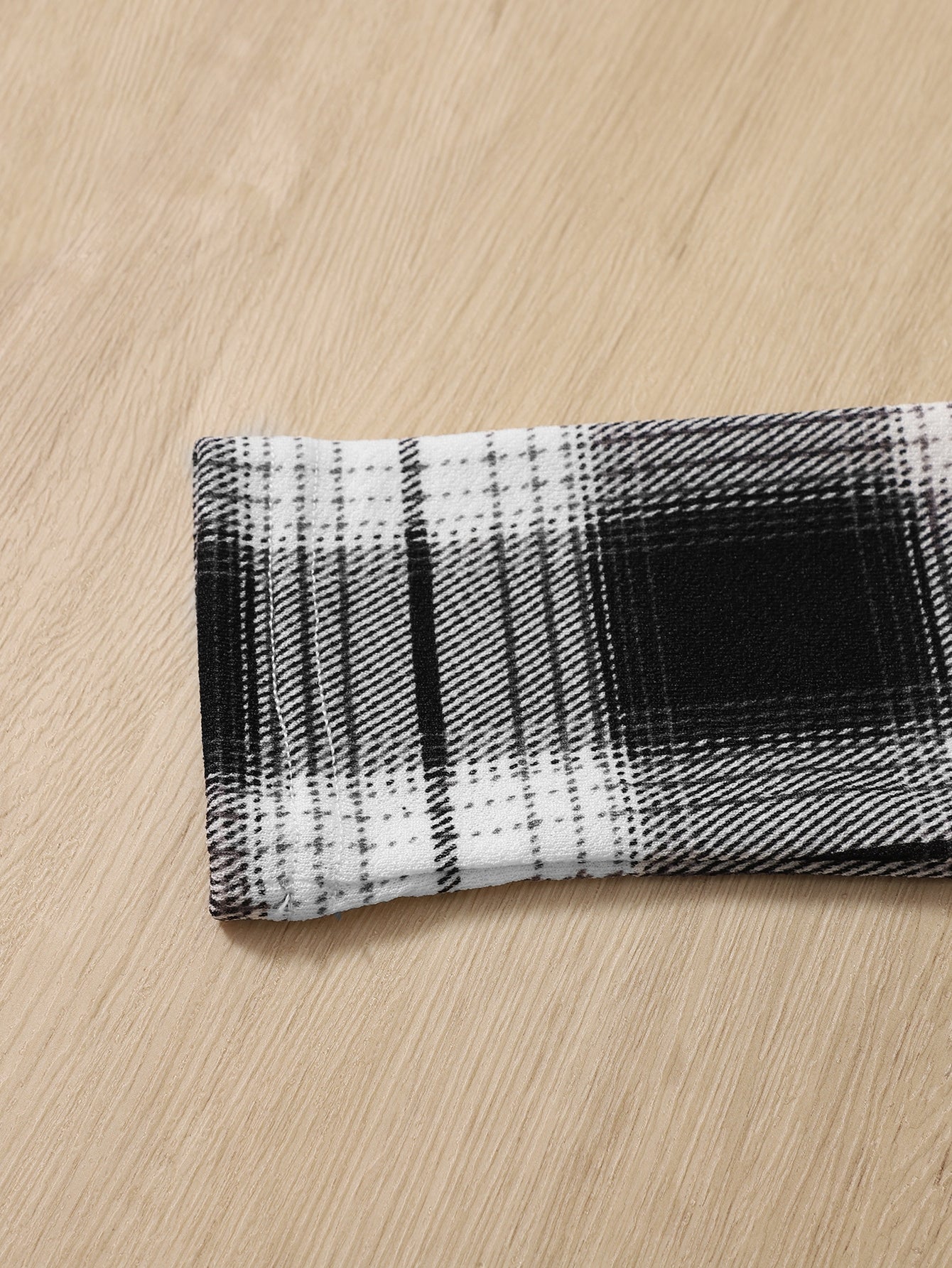 فتاة ما بين الأعمار يرتدين فستان بلايد أسود وأبيض مربع ملاصق للجسم مع ياقة وأكمام طويلة