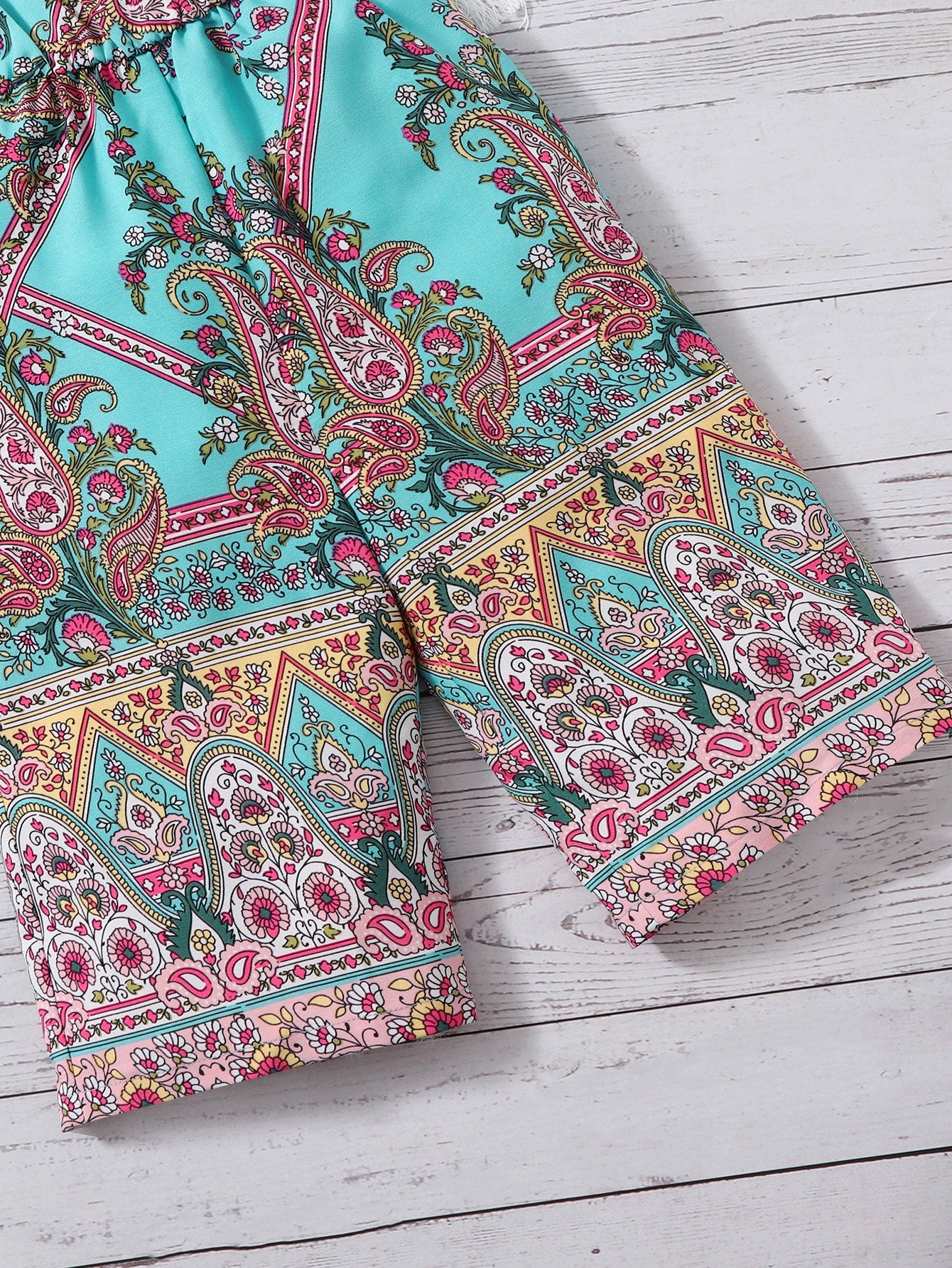 بدلة للأطفال الرضع فتاة مع طبعة بيزلي وأزهار وحمالة كامي ملفوفة