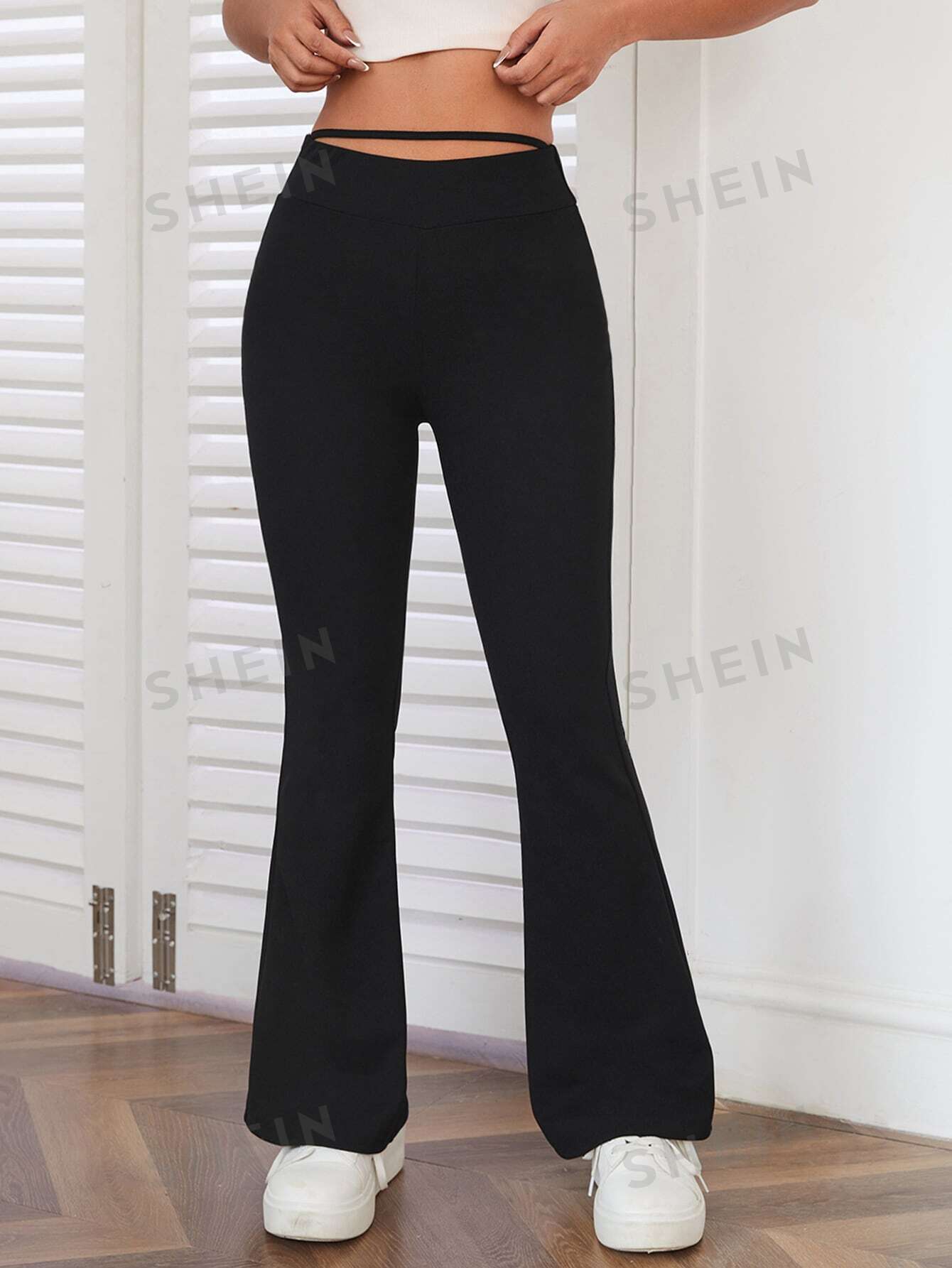 بنطلون بساق واسع مقصوص الخصر