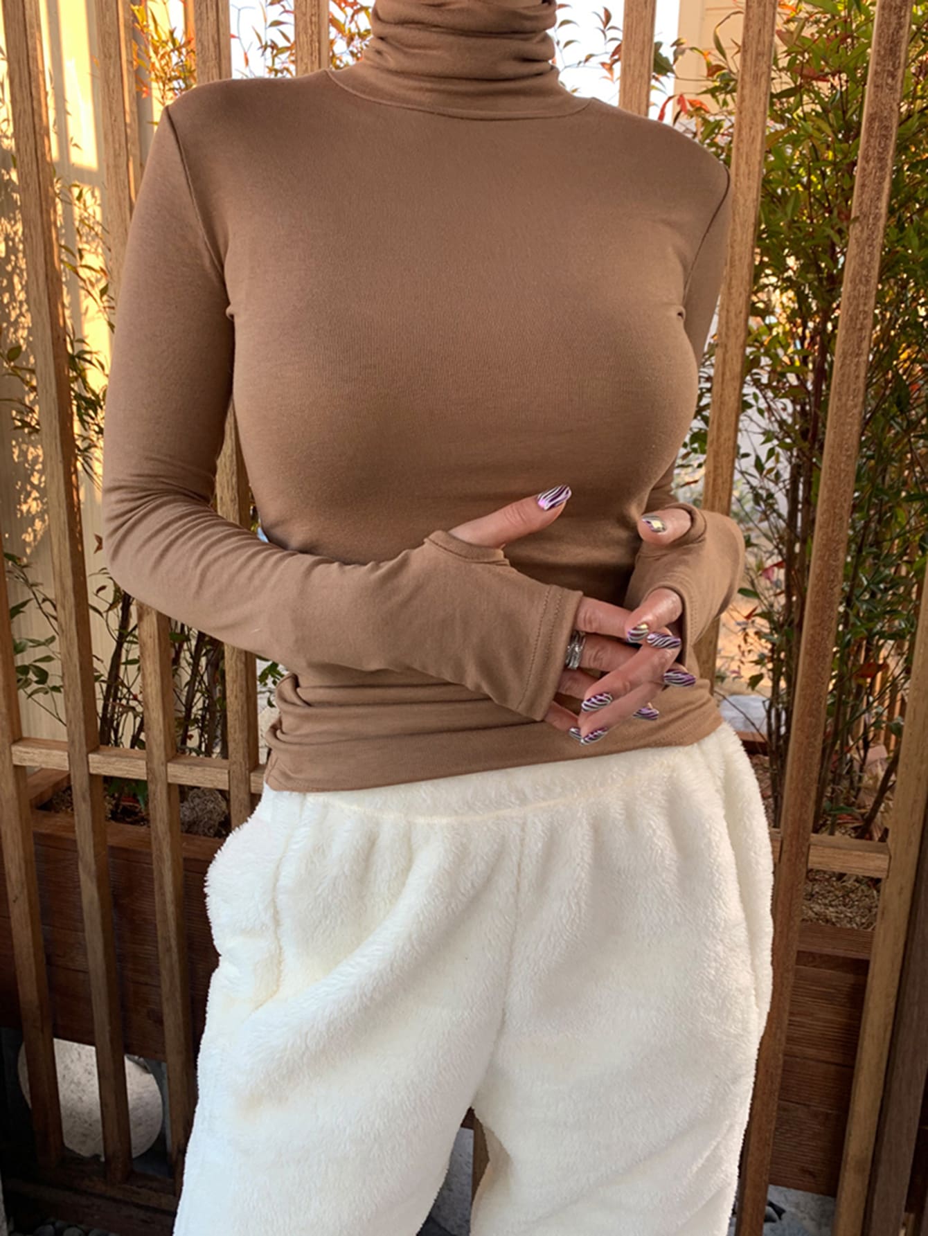 تيشرت رقبة عالية وثقب الإبهام