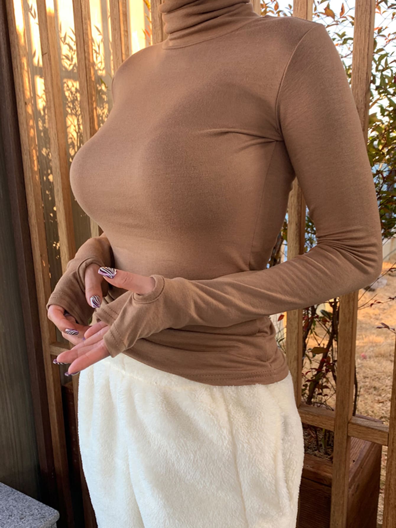 تيشرت رقبة عالية وثقب الإبهام