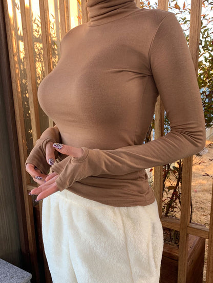 تيشرت رقبة عالية وثقب الإبهام