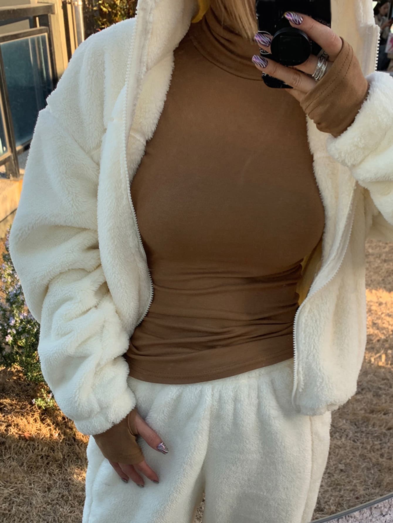 تيشرت رقبة عالية وثقب الإبهام